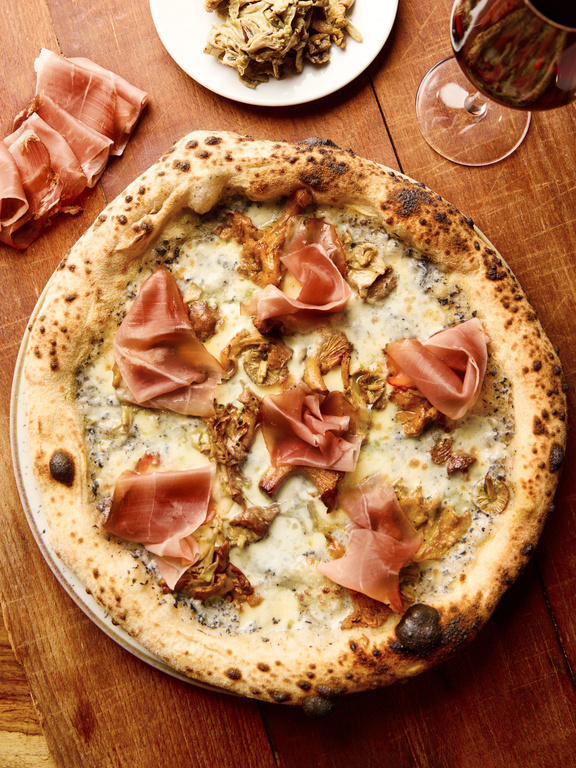 Pizza artisanale Mongelli au jambon cru et champignons