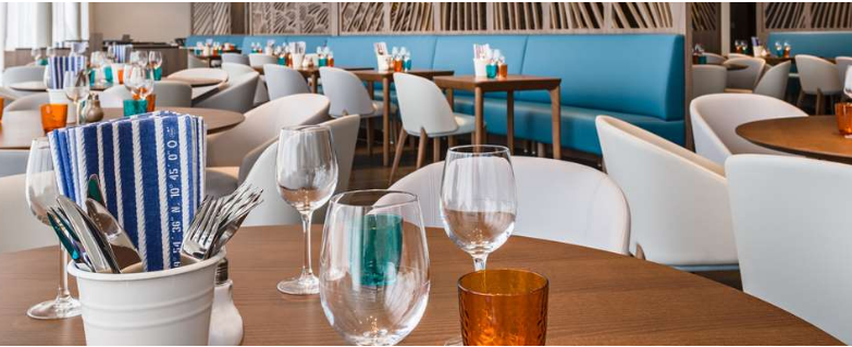 Table dressée dans la salle du restaurant La Table Euromed