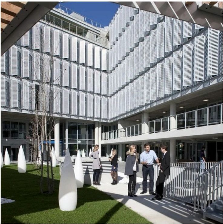 Le patio et l'architecture du Campus Biaggi