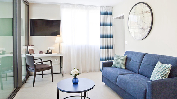 The living area of an apartment at Residhome Marseille