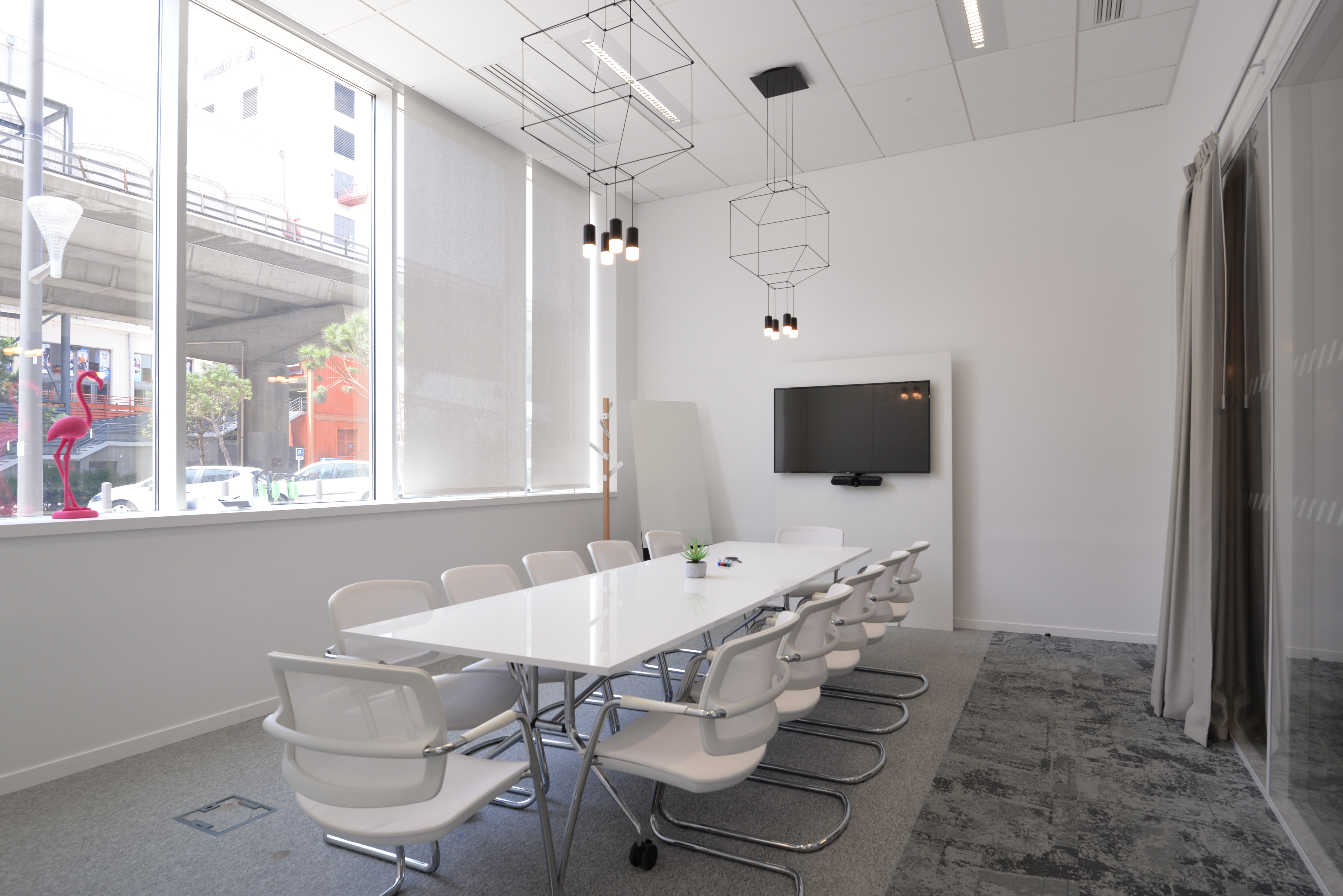 A modular meeting room at Wellio Marseille
