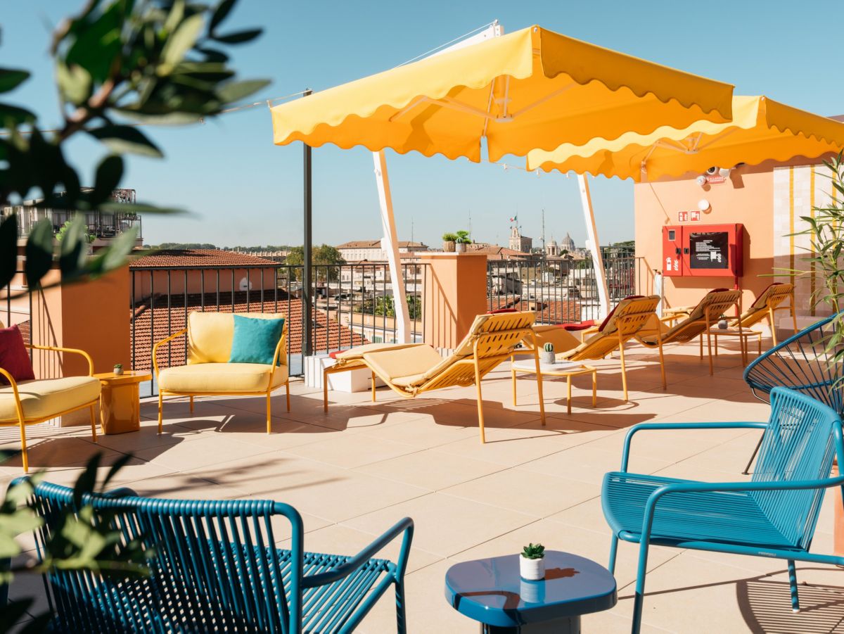 La terrasse et son bassin de nage au 8e étage