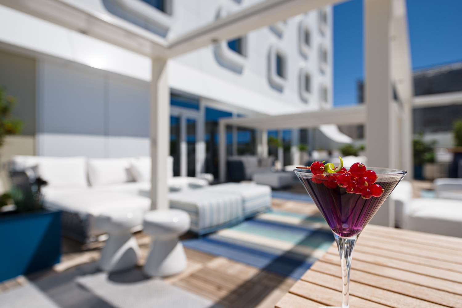 La terrasse et le boulodrome du Golden Tulip Marseille Euromed